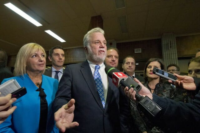 Le premier ministre Philippe Couillard, que l'on aperçoit ici lors d'une mêlée de presse en compagnie des cinq députés libéraux de la région, l'automne dernier, annoncera la construction de la faculté satellite de médecine mardi. MARTIN ROY, ARCHIVES LEDROIT