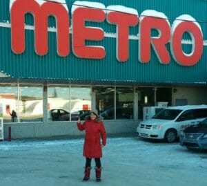 Mme Isabelle Nadeau devant le Métro de Mansfield