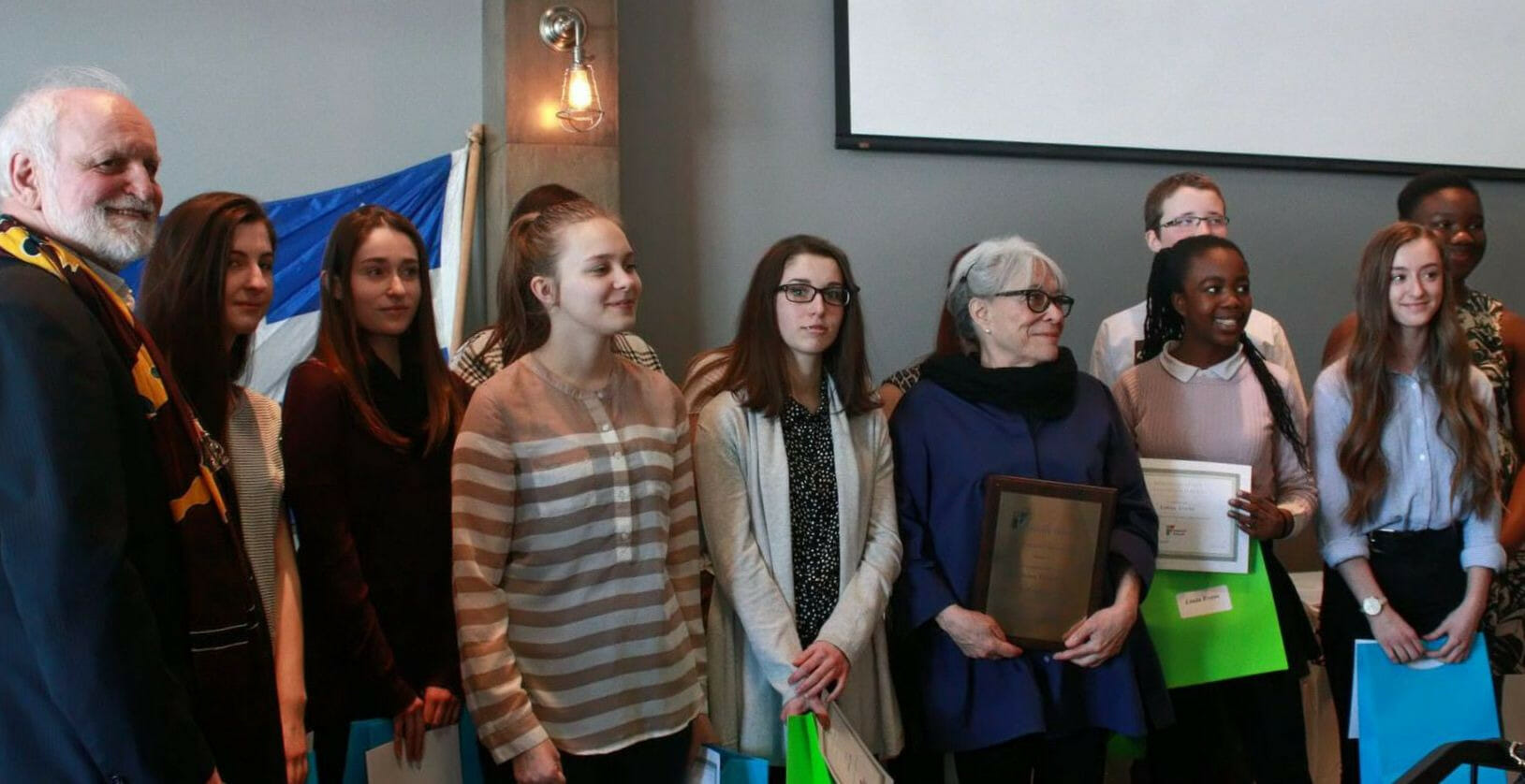 Les lauréat.e.s de l’an passé en compagnie de Louise Forestier et de Jean-Paul Perreault