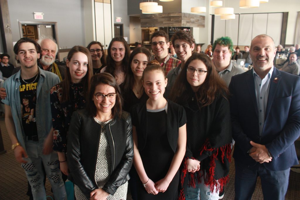 Les lauréats du Prix de la Relève Gaston-Lalement, édition 2018-2019, accompagnés de Jean-Paul Perreault (Président d'Impératif français), Martins Gélinas (Directeur-Général de la Société St Jean Baptiste et donateur de bourse) et Héloïse Tebboune (coordinatrice du prix) Les lauréats du Prix de la Relève Gaston-Lalement, édition 2018-2019, accompagnés de Jean-Paul Perreault (Président d'Impératif français), Martins Gélinas (Directeur-Général de la Société St Jean Baptiste et donateur de bourse) et Héloïse Tebboune (coordinatrice du prix)